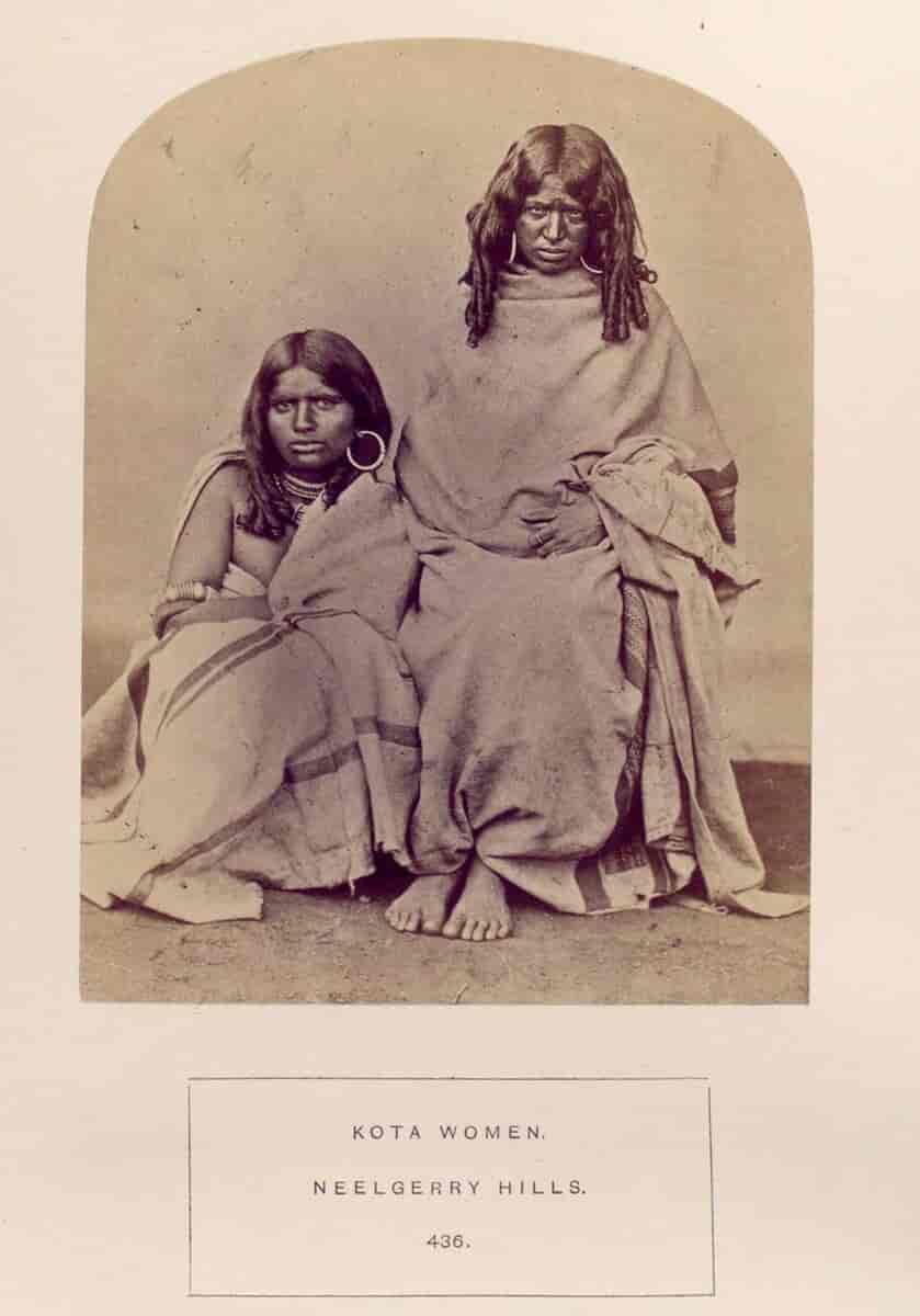 Studiofotografi af to kota-kvinder, ca. 1865