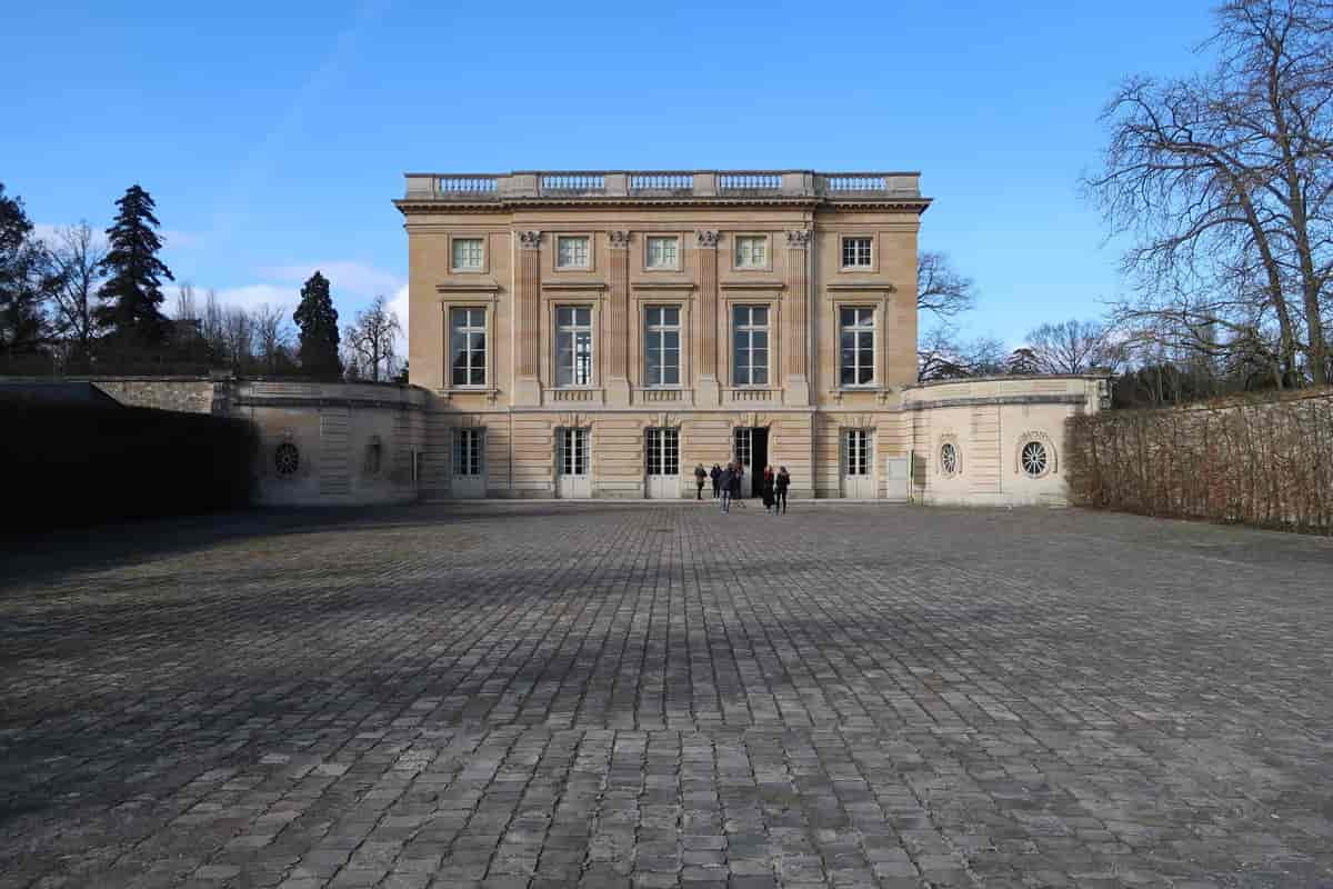 Ange-Jacques Gabriels Petit Trianon i Versailles stod færdigt i 1768. Bygningens form pegede fremefter, men dens stil var traditionel.