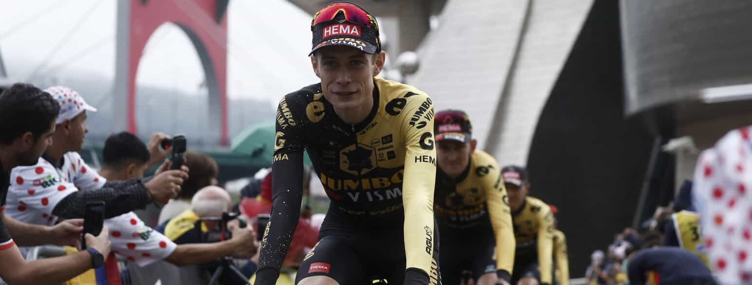 Jonas Vingegaard i forgrunden for Jumbo-Visma under den officielle holdpræsentation den 29. juni 2023 op til Tour de France 2023