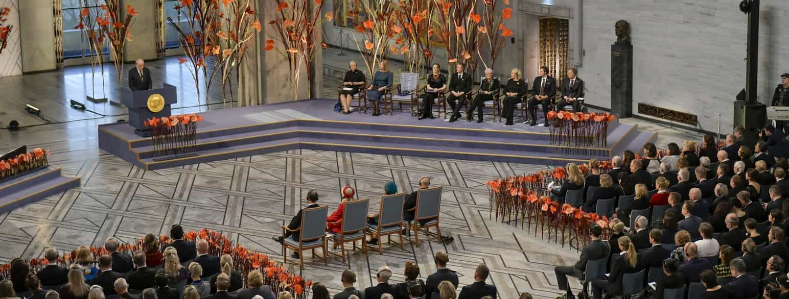 Nobels Fredspris uddeles i Oslo. Her ses Jan Ratsjinskij fra organisationen Memorial holde sin Nobelforelæsning på Oslo Rådhus i 2022 under overværelse af bl.a. den norske kongefamilie.