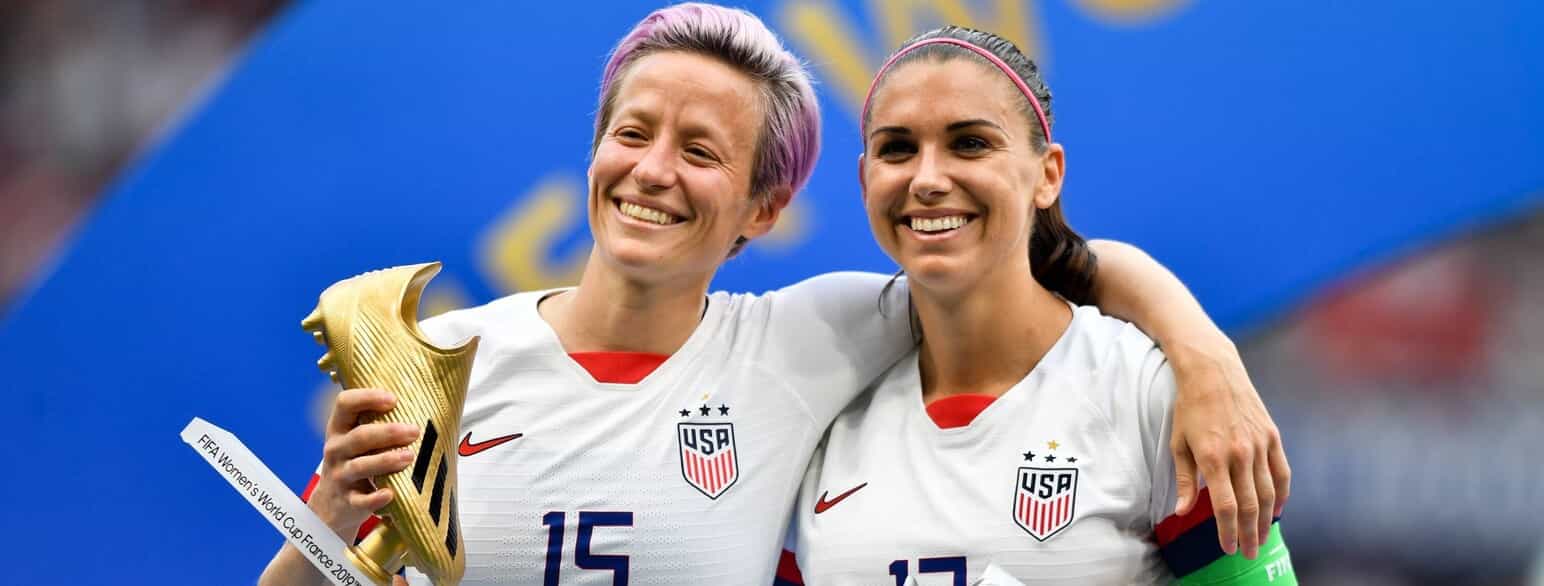 Megan Rapinoe (t.v.) og Alex Morgan fra team USA scorede begge seks mål ved VM-slutrunden for kvinder i 2019. Rapinoe modtog den gyldne støvle for sin indsats, da hun også havde lagt op til flest mål.