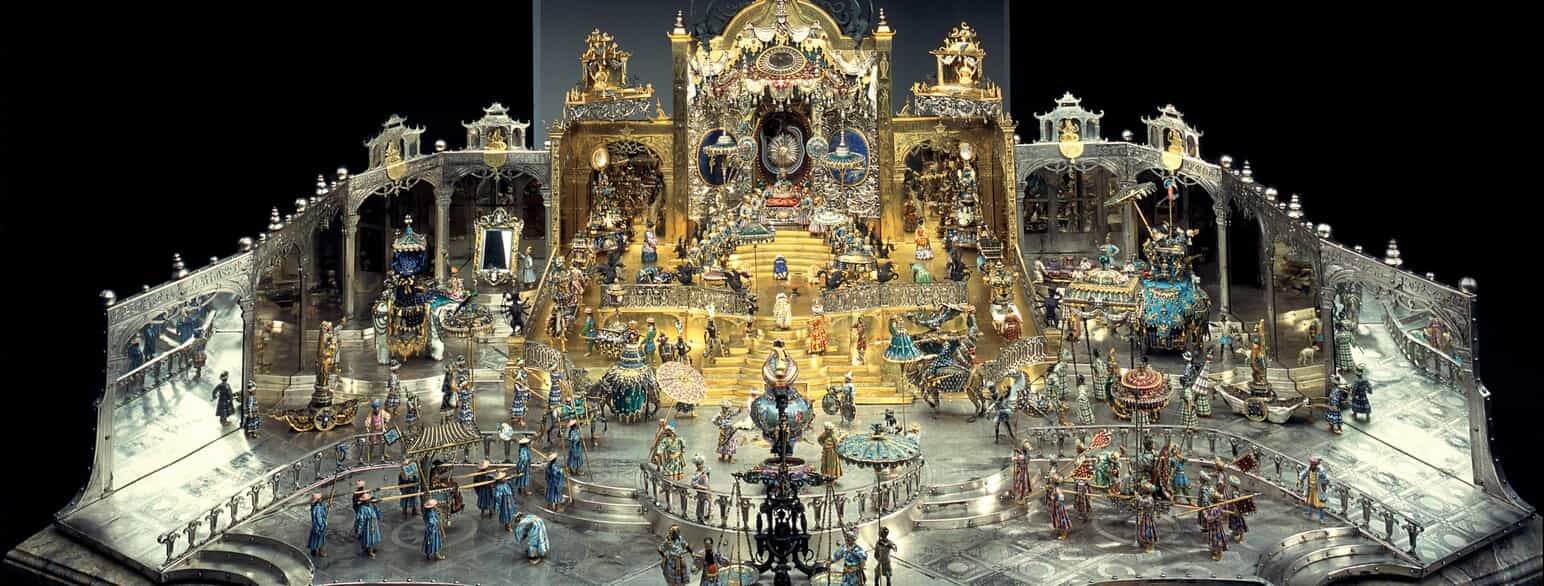 ”Stormogul Aurangzebs fødselsdagsfest i Det Kejserlige Palads”, udført 1701-1708. Guld, sølv, emalje og ædelsten. Grünes Gewölbe, Dresden