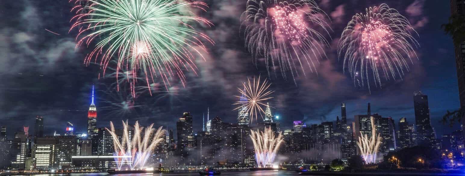 Independence Day. Manhattans skyline set fra Williamsburg. Brooklyn, den 4. juli 2022.