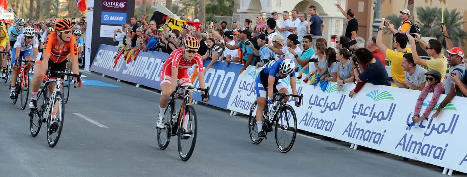 Amalie Dideriksen kører først over målstregen ved kvindernes VM i landvejscykling i 2016, der blev afholdt i Doha