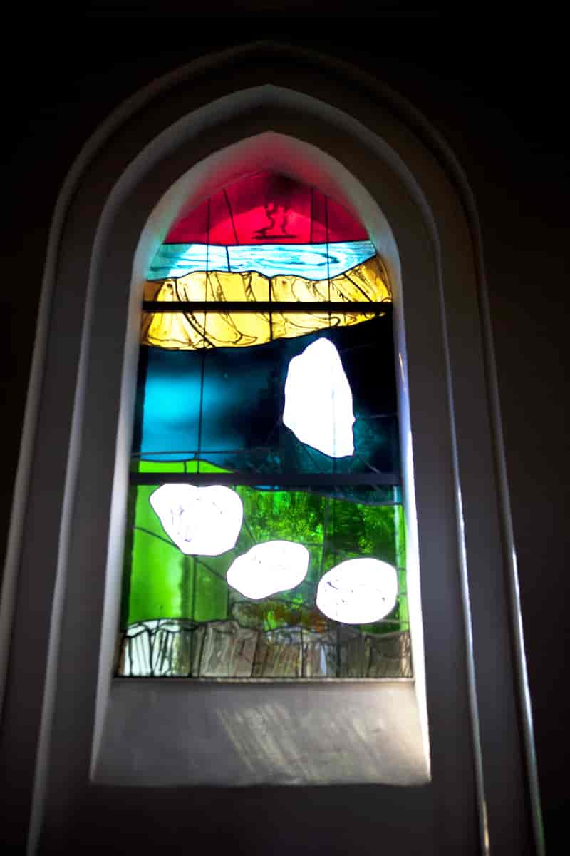 Gentofte Kirke, glasmaleri af Per Kirkeby