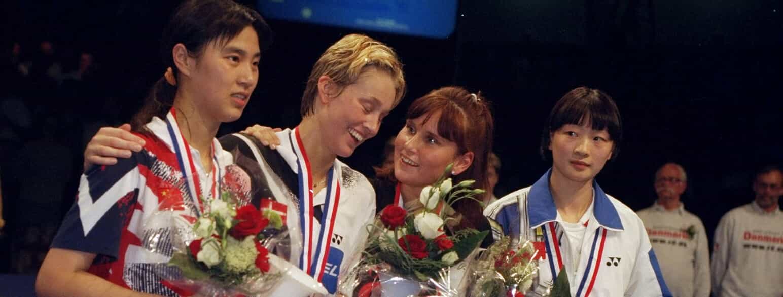 I 1999 vandt Camilla Martin (nr. 2 fra venstre) VM i badminton i damesingle, mens Mette Sørensen (nr. 3 fra venstre) vandt bronze. De er flankeret af søvlvinderen  Dai Yun (Kina) (yderst til venstre) og den anden bronzevinder Gong Ruina (Kina)