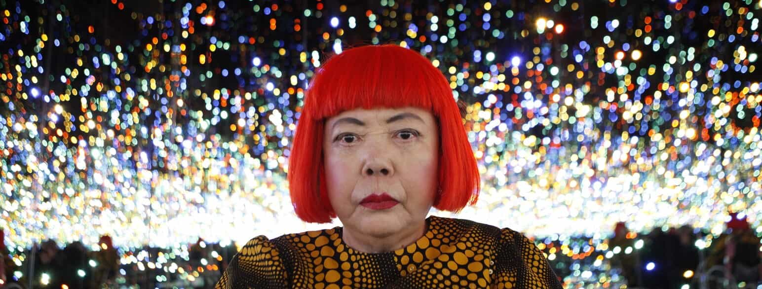 Yayoi Kusama fotograferet i sit Infinity Mirrored Room-installation med titlen "The Souls of Millions of Light Years Away" i 2013 i New York 