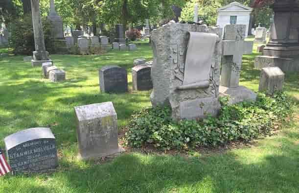 Melvilles gravsted, Woodlawn Cemetery, Bronx, New York City