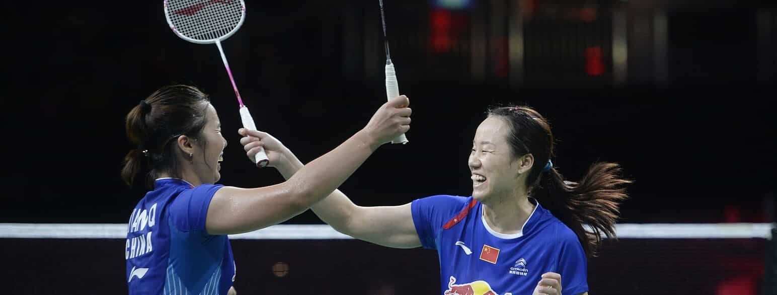 Vinderne af VM i badminton i damedouble Tian Qing and Zhao Yunlie fra Kina fejrer deres sejr i 2014. Parret gentog bedriften i 2015