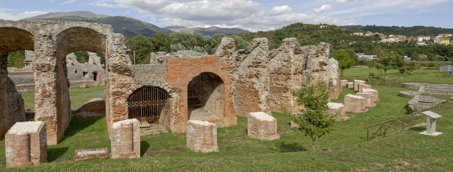 Del af det bevarede amfiteater i Amiternum.