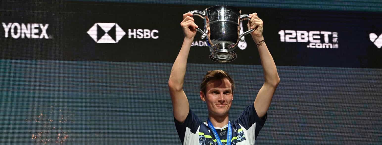 Viktor Axelsen løfter All England-trofæet i 2022 efter at have vundet den prestigefyldte turnering for anden gang i sin karriere
