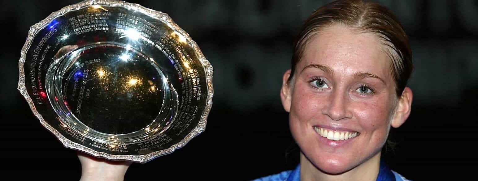 Camilla Martin med All England-trofæet efter at have vundet damesinglen over Gong Ruina fra Kina i finalen i 2002
