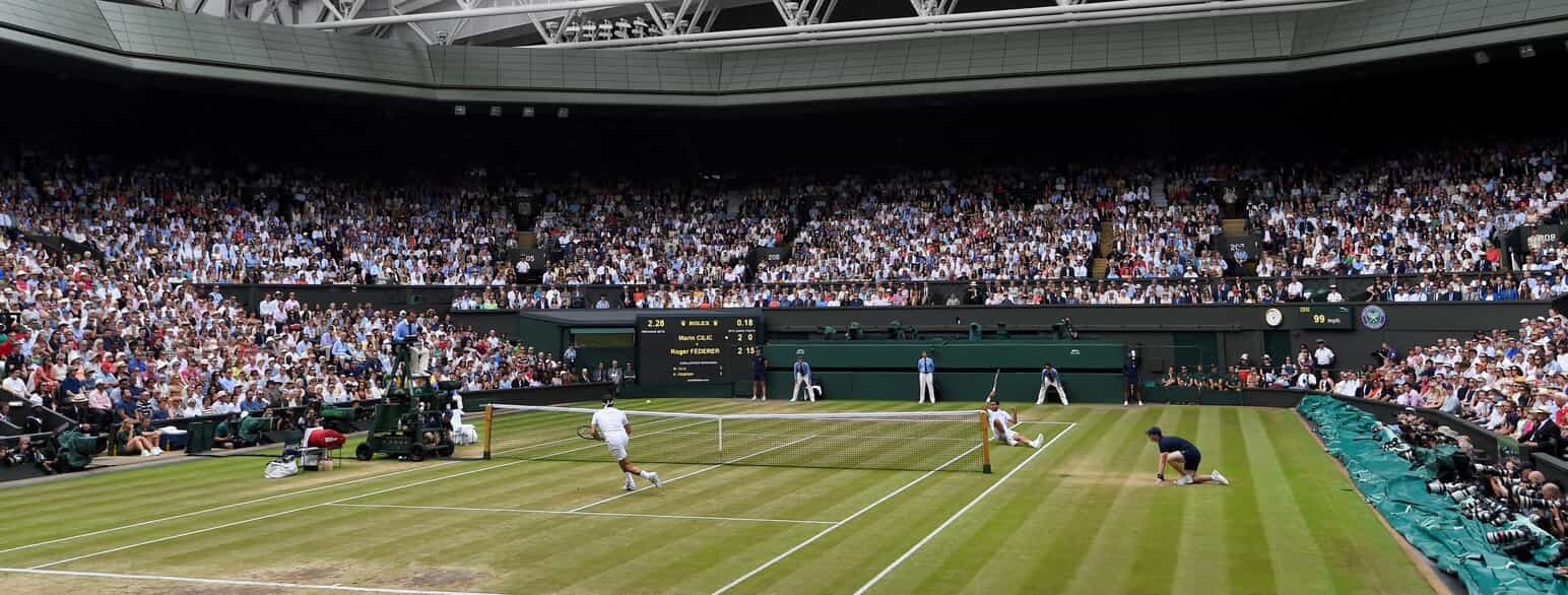 Wimbledon er den eneste af de fire grand slam-turneringer, der spilles på græs. På billedet ses Roger Federer i finalen mod Marin Cilic i 2017