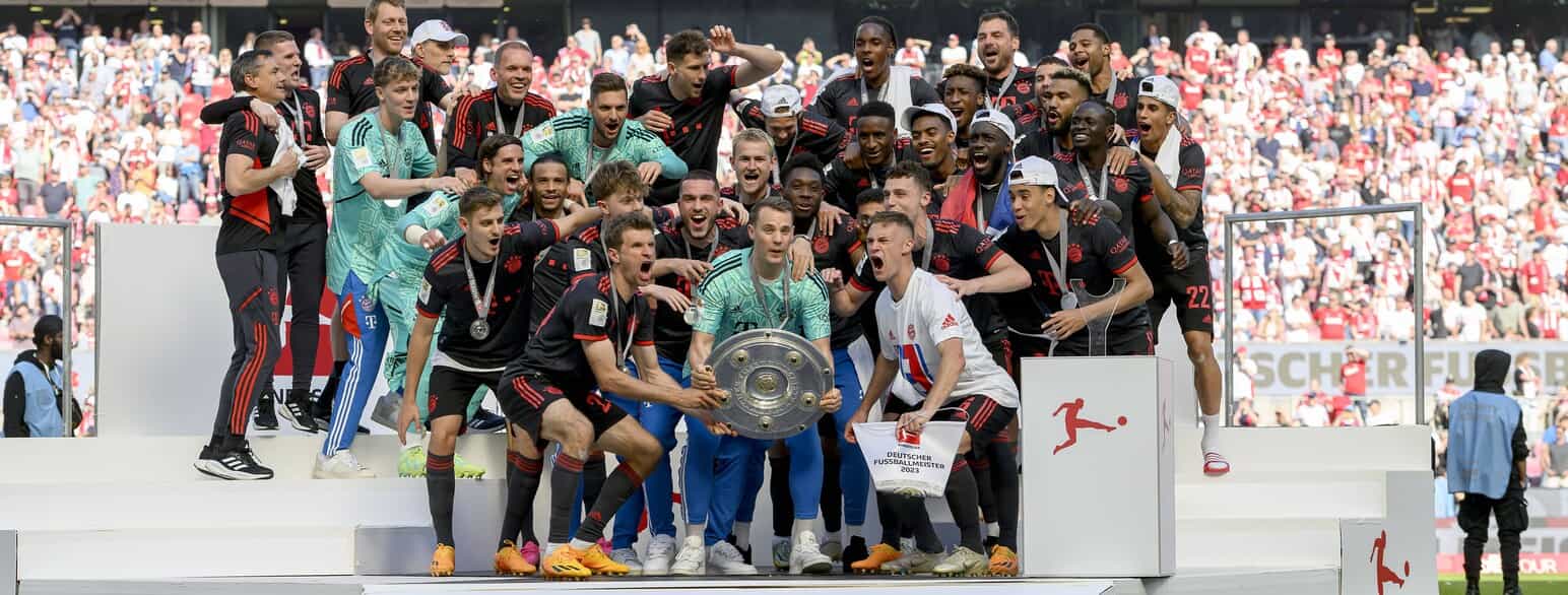 Bayern München med sejrstrofæet efter at være blevet tyske mestre for 11. gang i træk i sæsonen 2022/2023