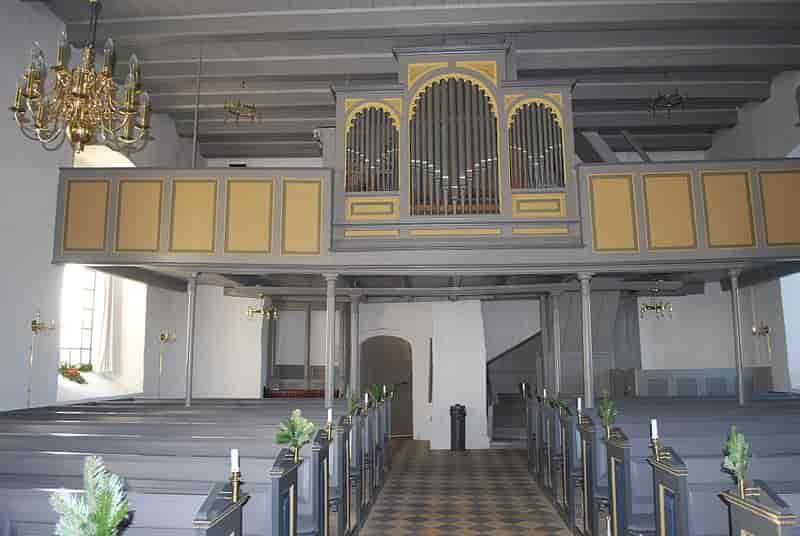 Pulpitur og orgel i Ketting Kirke