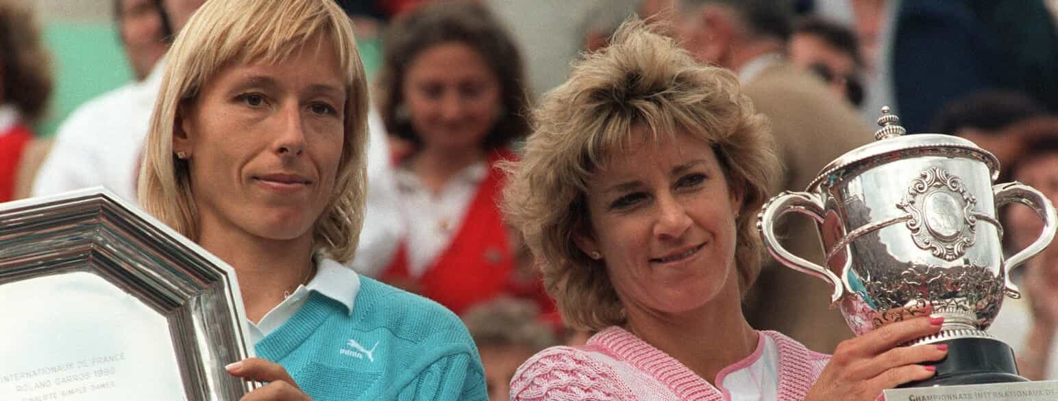 Martina Navratilova (tv.) og Chris Evert dominerede tennis i en lang årrække. Mens Navratilova vandt flest Wimbledon-titler, var Evert bedst på grus. Her ses parret i 1986, hvor Evert vandt French Open for syvende gang, mens Navratilova tog andenpladsen
