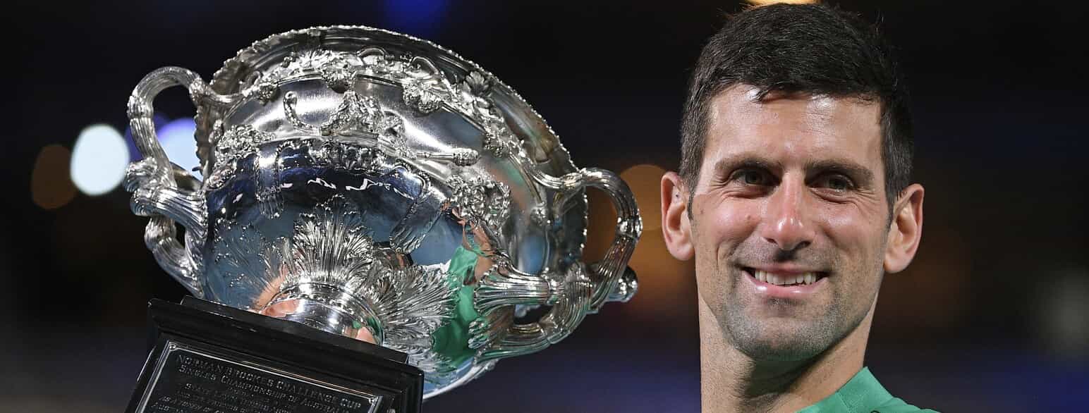 Novak Djokovic er med 10 titler den mest vindende spiller i herresingle ved Australian Open. Her ses han med trofæet i 2021