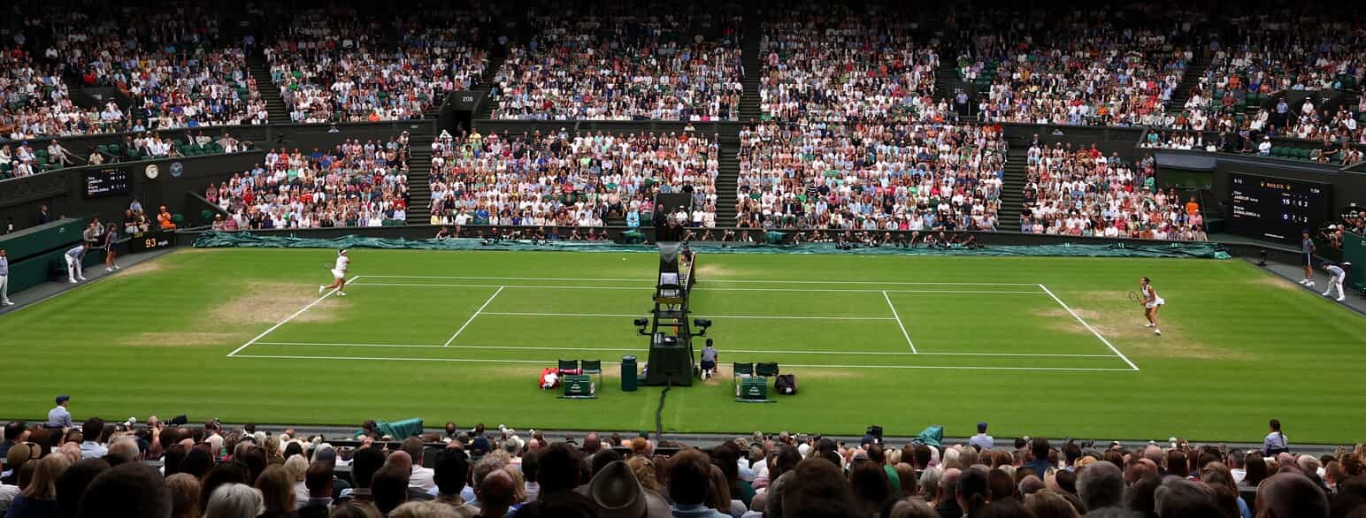 Wimbledon er en af de fire grand slam-turneringer. På billedet ses kampen mellem Ons Jabeur og Aryna Sabalenka i semifinalen i damesingle i 2023