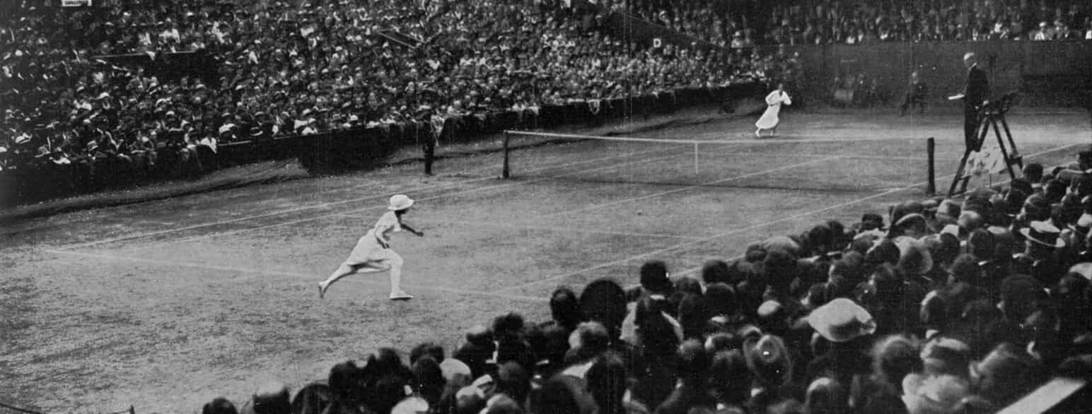 Suzanne Lenglen (tv.) i finalen ved Wimbledon i 1919, hvor hun slog Lambert Chambers og sikrede sig sin første af 12 singletitler