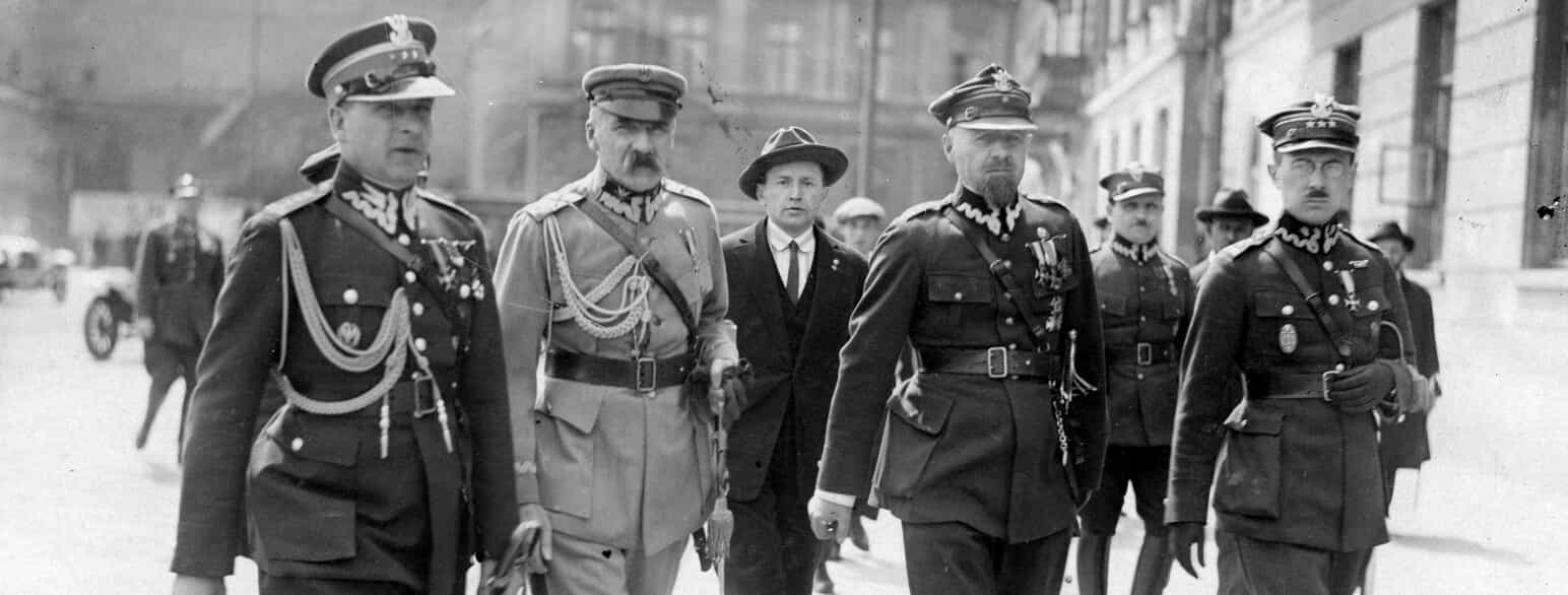 Polens nye reelle leder, Józef Piłsudski (nr. 2 fra venstre i lys uniform) og tre af de øvrige kupmagere i maj 1926: Tv. Bolesław Wieniawa-Długoszowski, th. Aleksander Prystor og Wacław Stachiewicz.