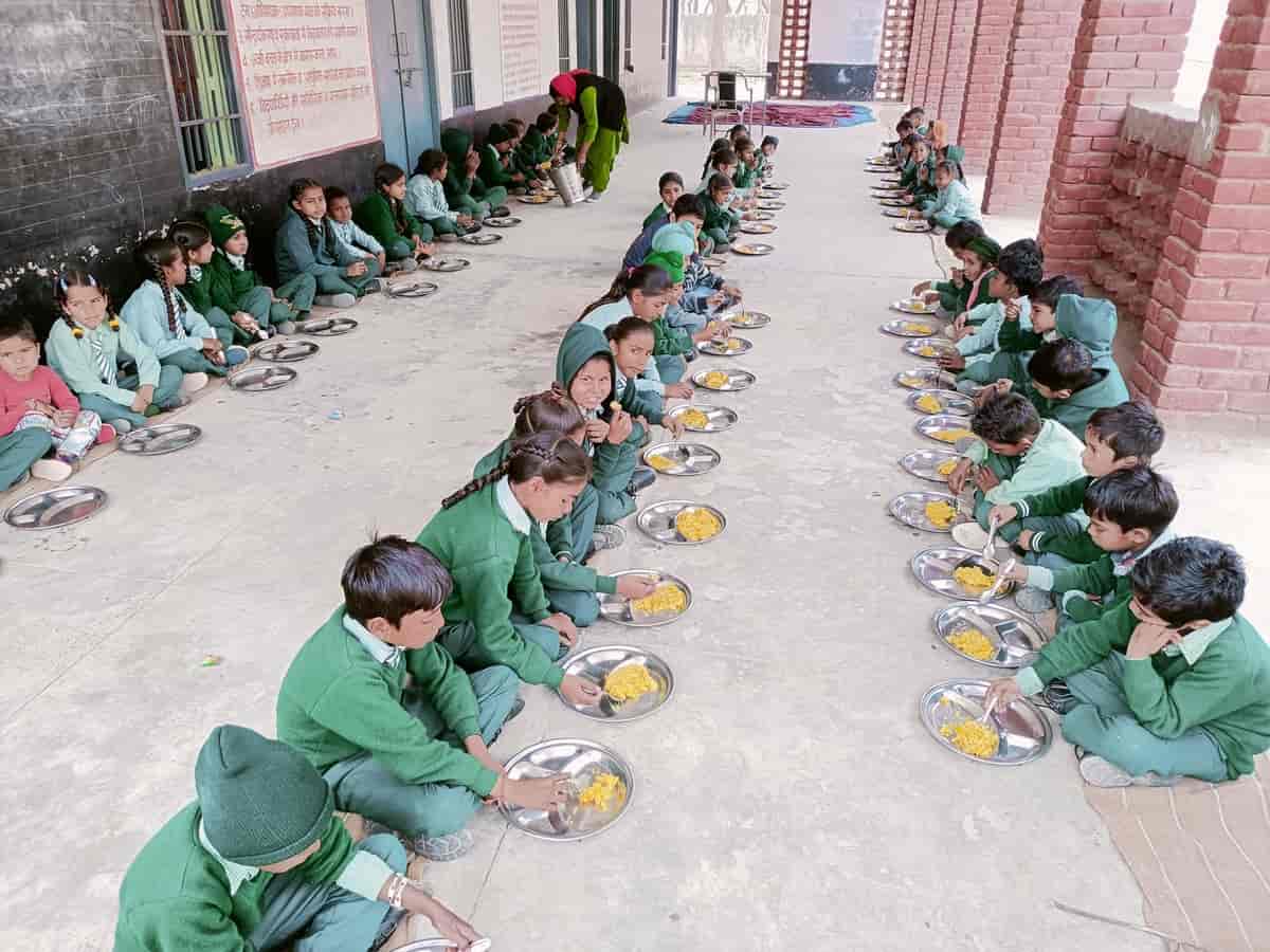 Skolebørn spiser frokost.