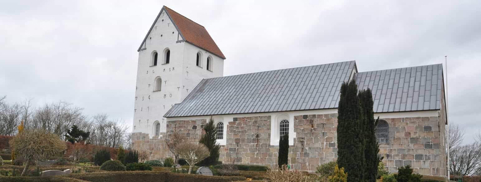 Den romanske Handbjerg Kirke har fra ca. 1722 haft en tilknytning til sognets hovedgård, Handbjerg Hovgård.