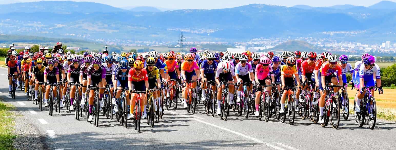 Feltet på første etape af Tour de Femmes 2023, 123,9 km med start og slut i Clermond-Ferrand. Belgiske Lotte Kopecky vandt etapen