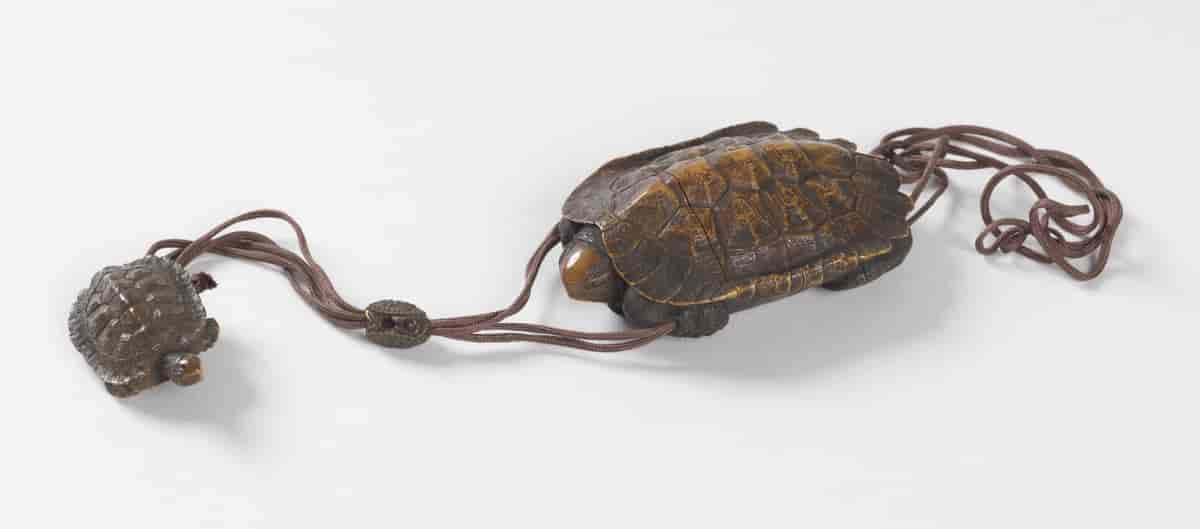 inro og netsuke i form af to skildpadder, bundet sammen med en snor.