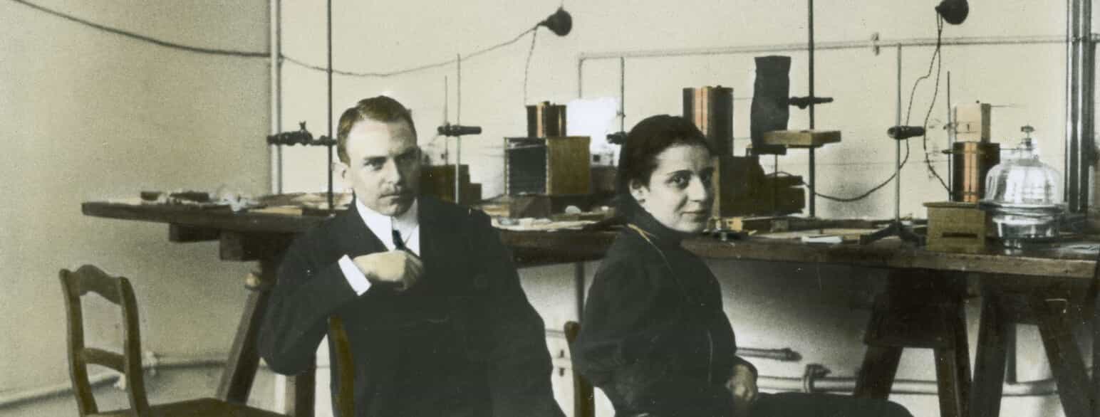 Lise Meitner og Otto Hahn portrætteret i 1919. Håndkoloreret foto.