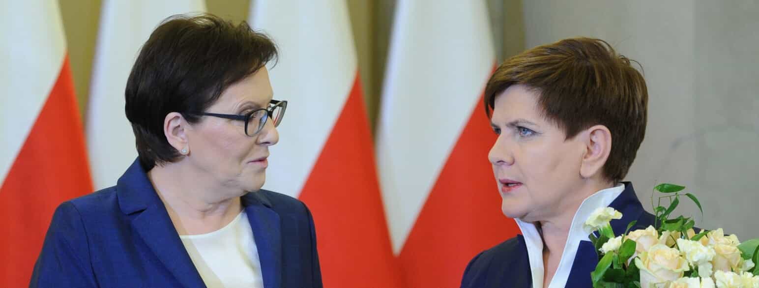 Polen har siden 1989 haft tre kvindelige regeringsledere, to af dem i træk. Her deltager Ewa Kopacz (tv.) ved efterfølgeren Beata Szydłos første optræden som regeringsleder i Sejmen i 2015.