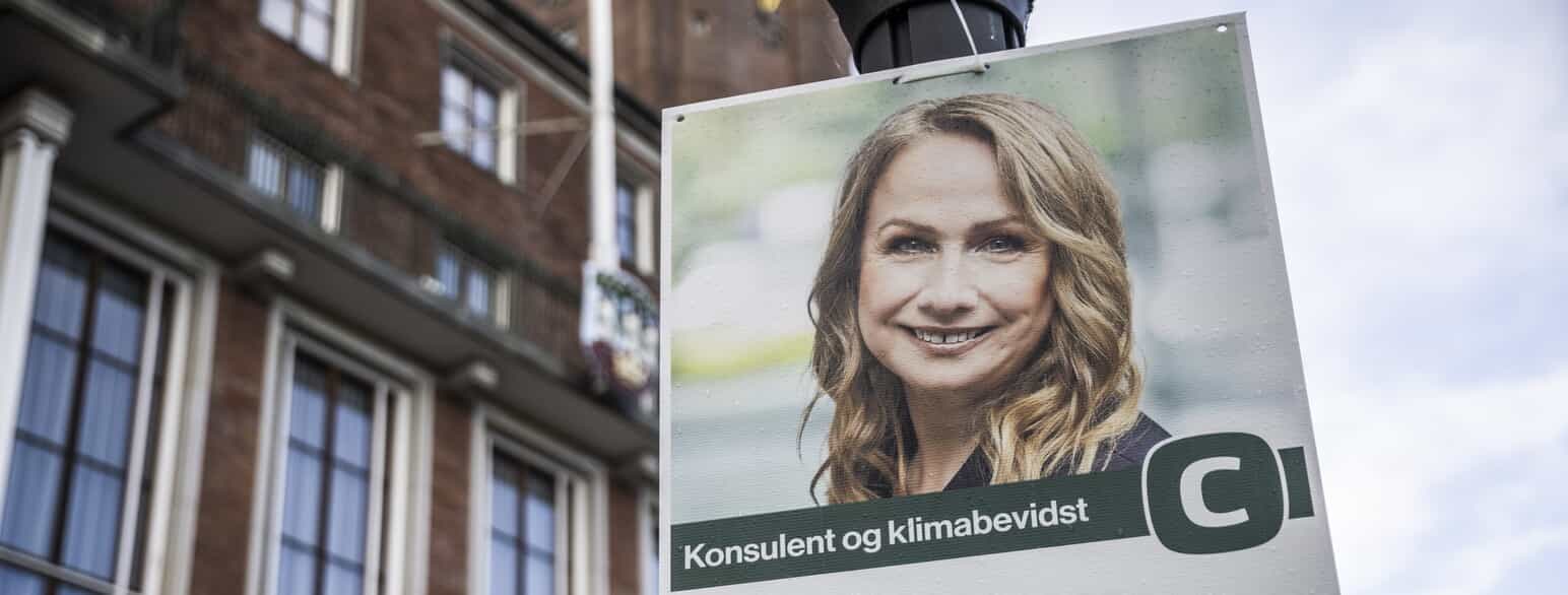 Plakat med Helle Sjelle ved rådhuset på Frederiksberg under valgkampen forud for kommunalvalget i 2021.