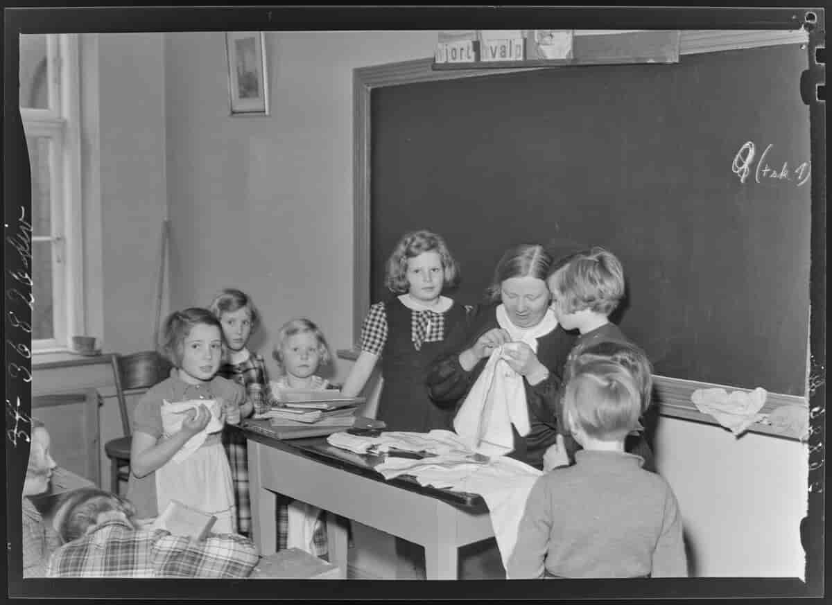 Håndarbejdslærer underviser elever, 1939.