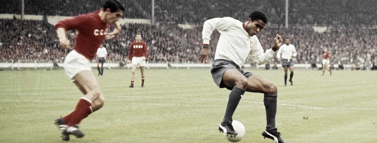 Eusébio (th.) ved VM i 1966