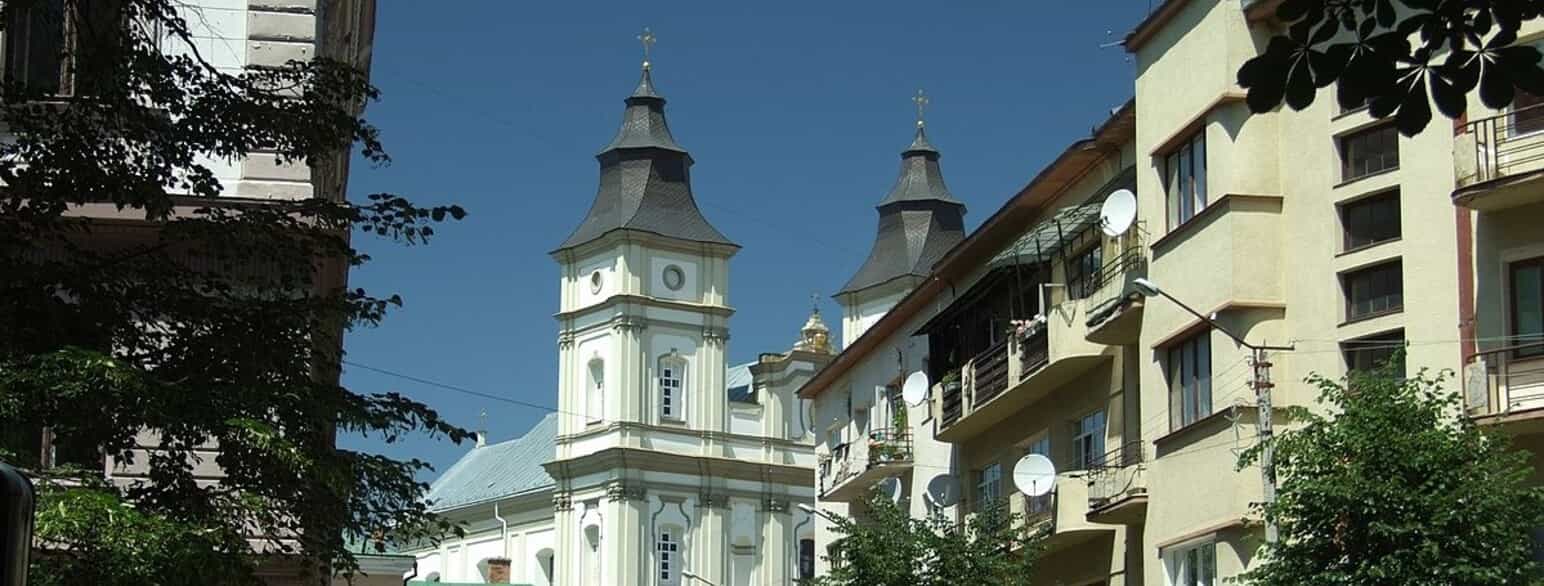 Genopstandelseskatedralen på den nordlige ende af Sjeptytskyj-pladsen, som adskilles fra markedspladsen af en række boliger.