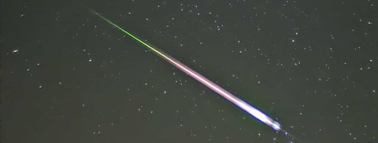 En meteor i stjerneskudssværmen Leoniderne fotograferet den 17. november 2009. 