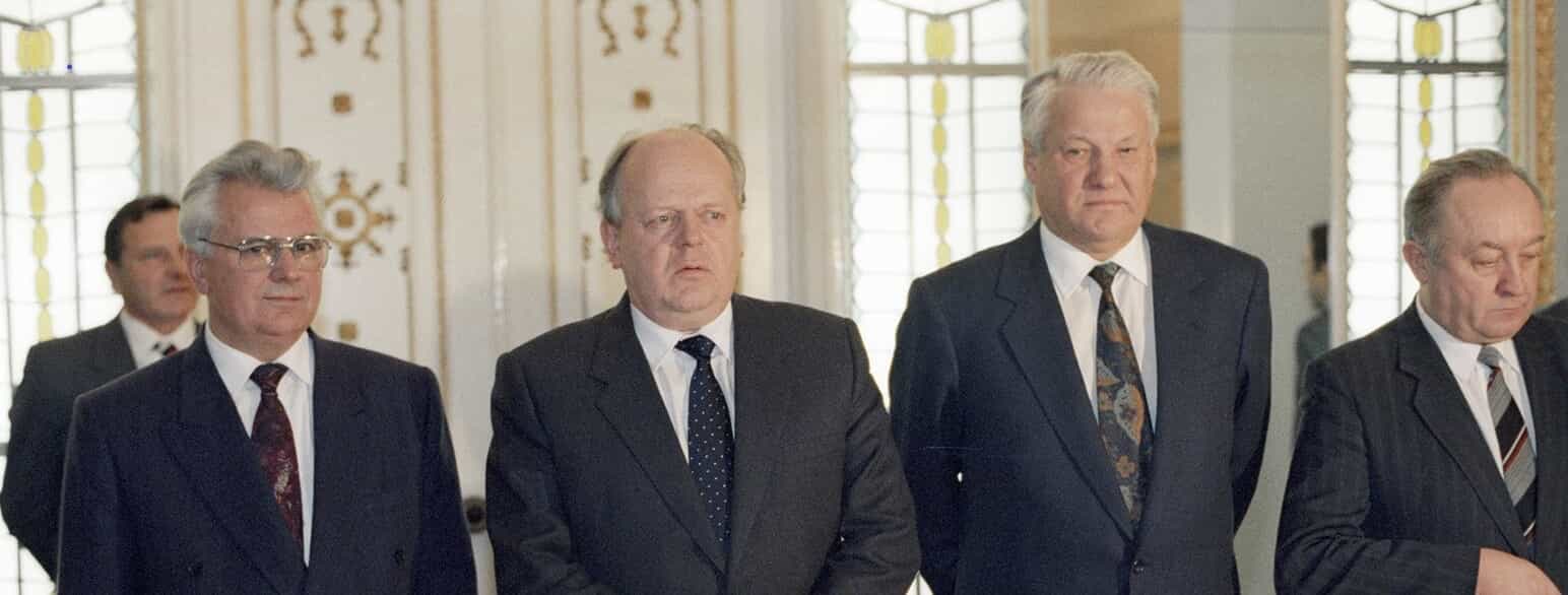 Stanislau Sjusjkevitj, nr. 2 fra venstre, som vært for mødet 8.12.1991, hvor Sovjetunionen blev opløst. Tv. Ukraines leder Leonid Kravtjuk og th. Ruslands leder Boris Jeltsin. Længst th. den hviderussiske regeringsleder Vjatjaslau Kjebitj.