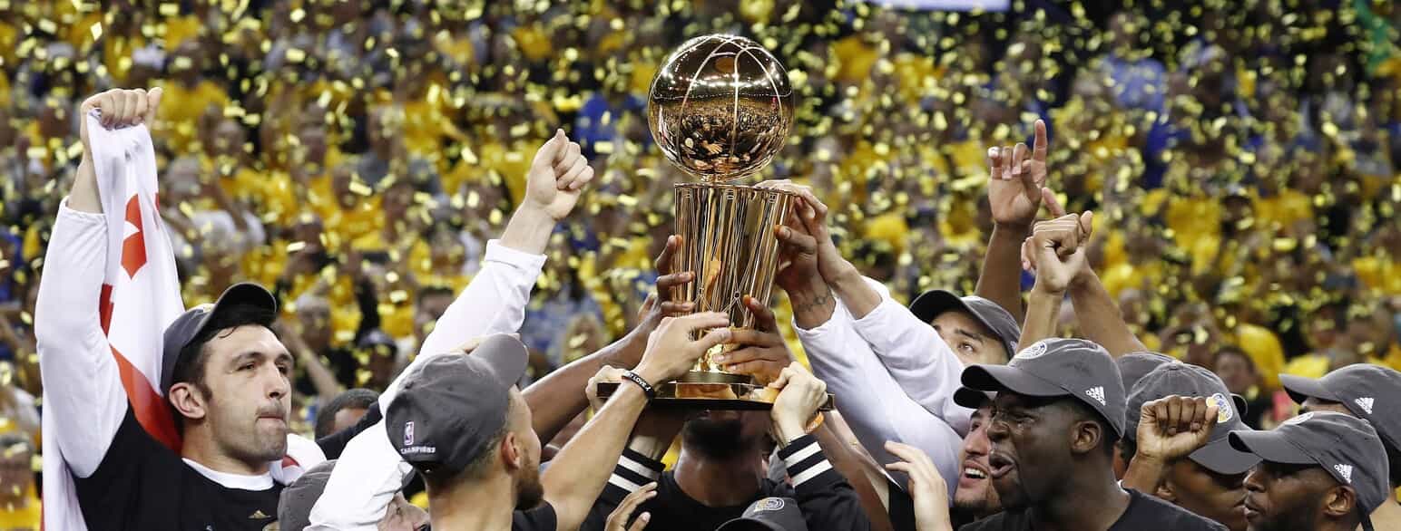 Golden State Warriors løfter trofæet efter at have vundet NBA-finalen over Cleveland Cavaliers i 2023