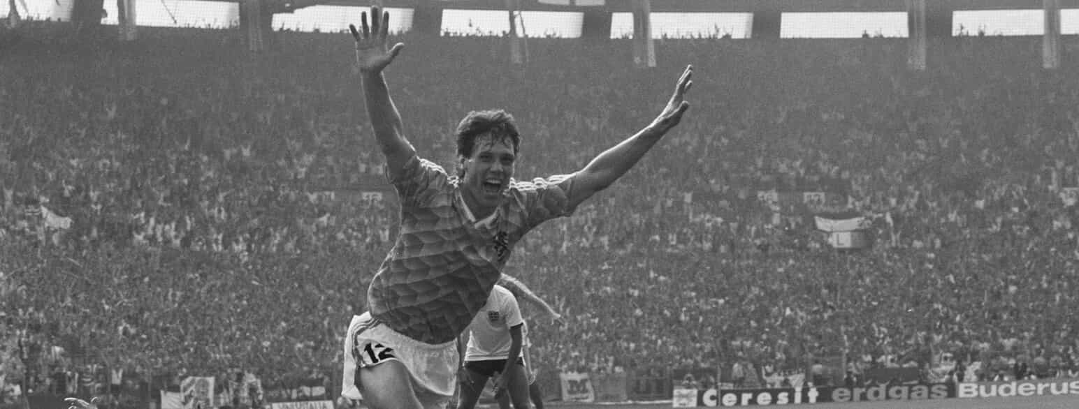 Marco van Basten jubler over en scoring ved EM i 1988