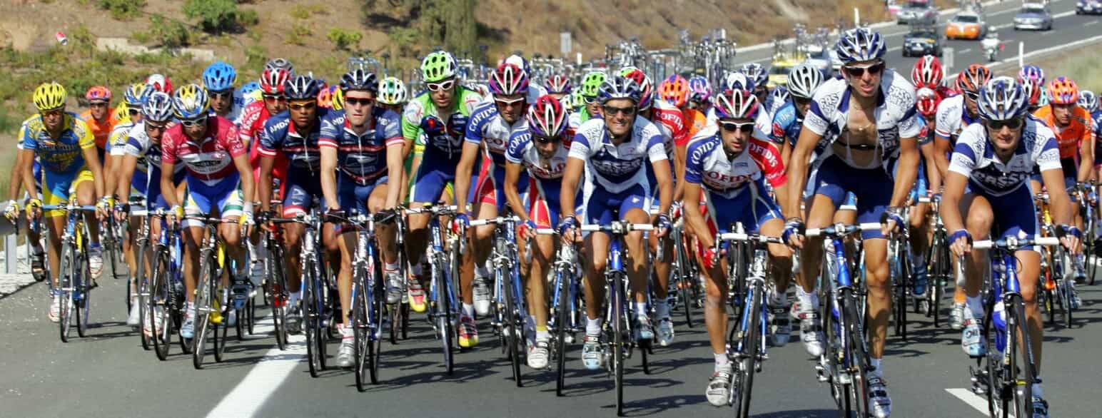 Vuelta a España er et af de tre Grand Tour-løb. Her ses rytterne på 13. etape i 2004