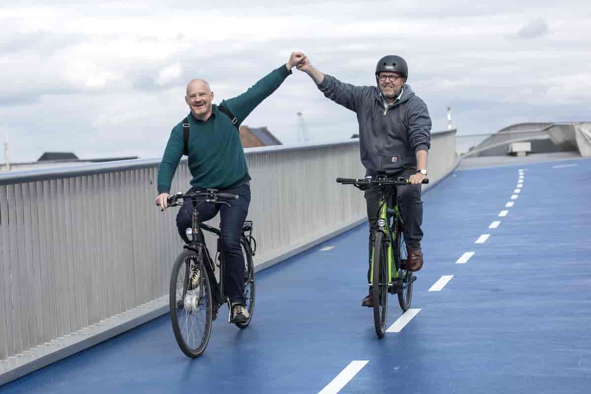 Morten Kabell og Klaus Bondam cykler over Inderhavnsbroen, 2016.
