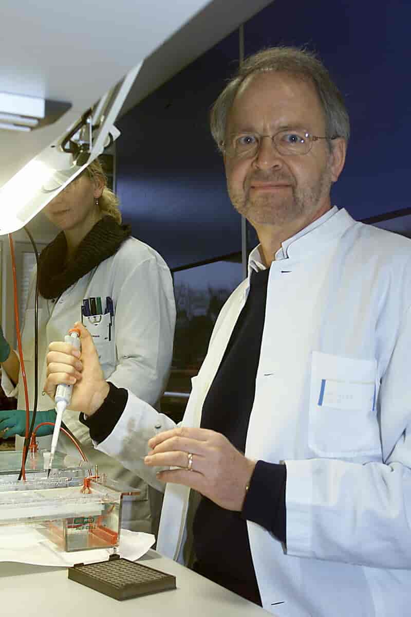 Oluf Borbye Pedersen i laboratoriet