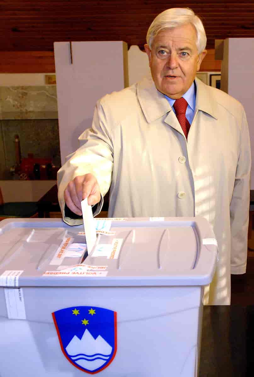 Milan Kučan afgiver sin stemme i 2007.