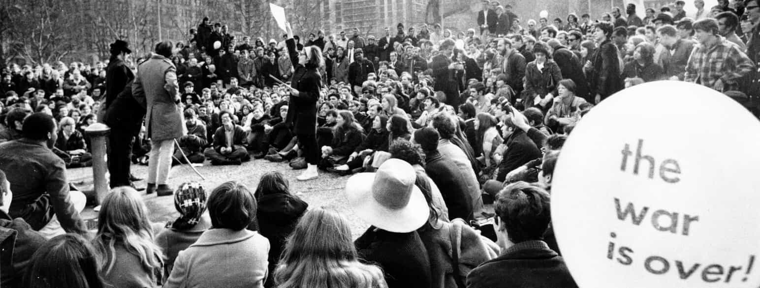Mennesker samlet til en "war is over"-protest på Washington Square Park d. 25. november 1967 for at demonstrere mod krigen i Vietnam.