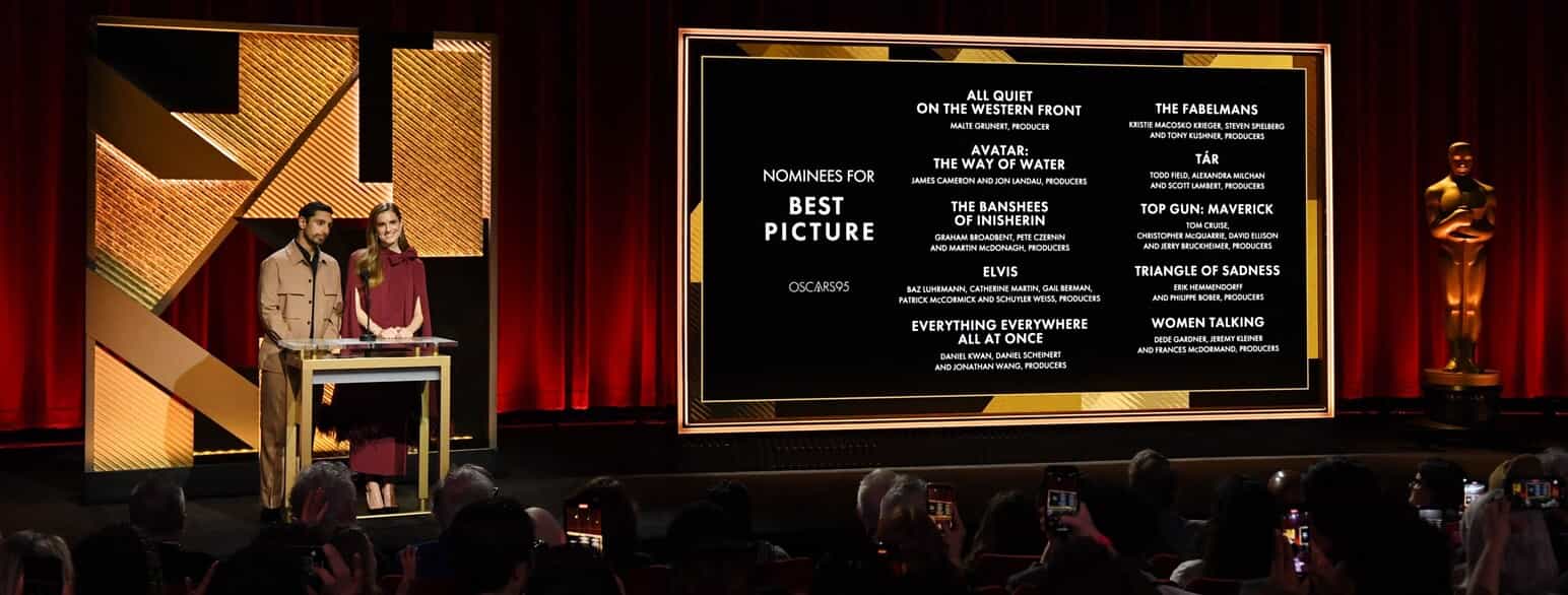 Skuespillerne Rizwan Ahmed og Allison Williams annoncerer de nominerede til bedste film i Los Angeles 24. januar 2023. Filmen "Everything  Everywhere All at Once" endte med at løbe med statuetten