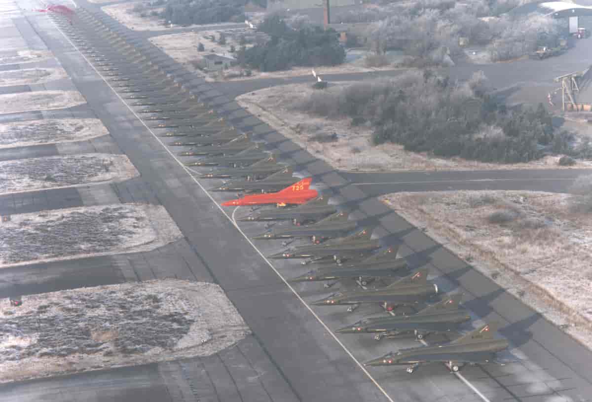 HIS-F-13-1458 41 danske F-35 Draken opstillet for sidste gang vinge ved vinge på Flyvestation Karup den 23. januar 1992. 