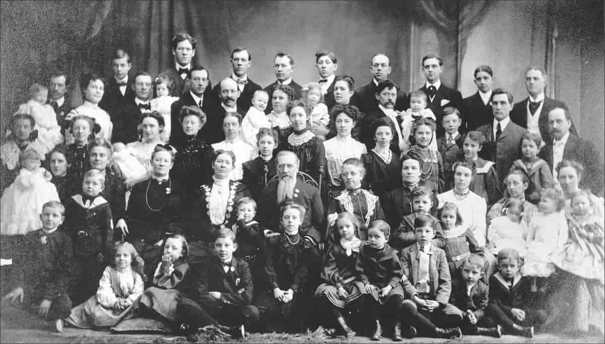 Joseph F. Smith, hans koner og hans børn, cirka 1904.