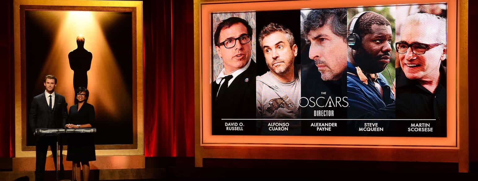 Skuespiller Chris Hemsworth og præsidenten for Academy of Motion Picture Arts and Sciences Cheryl Boone Isaacs annoncerer de nominerede til bedste prisen som bedste instruktør i  Los Angeles 16. marts 2016. Alfonso Cuarón endte med at vinde prisen.