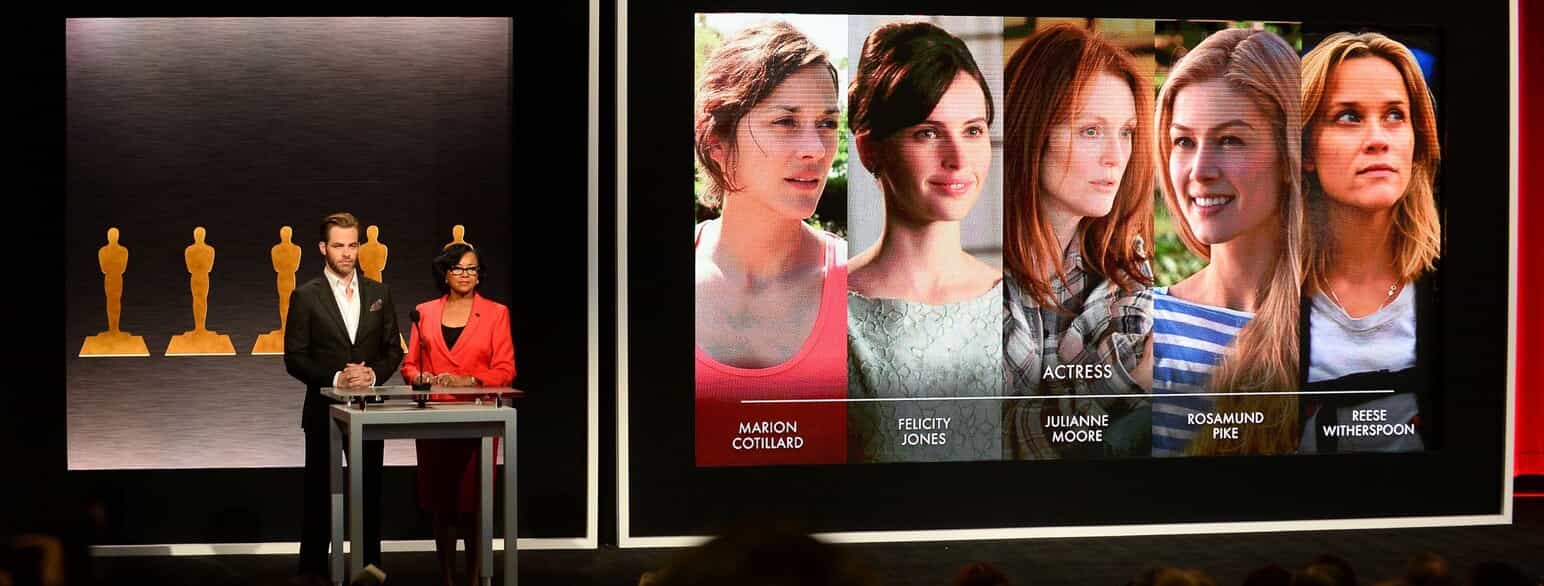 Skuespilleren Chris Pine og præsidenten for Academy of Motion Picture Arts and Sciences Cheryl Boone Isaacs annoncerer de nominerede til bedste kvindelige skuespiller i en hovedrolle den 15. januar 2015. Julianne Moore endte med at vinde prisen.
