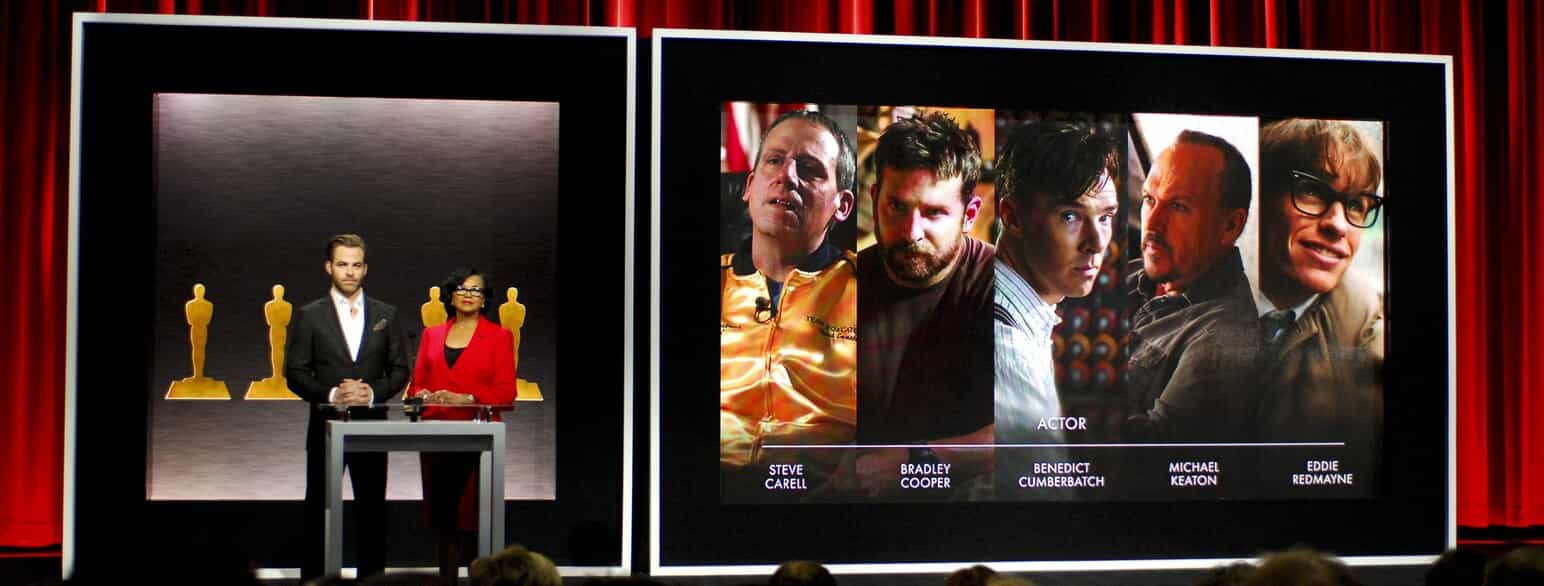 Skuespilleren Chris Pine og præsidenten for Academy of Motion Picture Arts and Sciences Cheryl Boone Isaacs annoncerer de nominerede til bedste mandlige skuespiller i en hovedrolle den 15. januar 2015. Prisen endte med at blive tildelt Eddie Redmayne