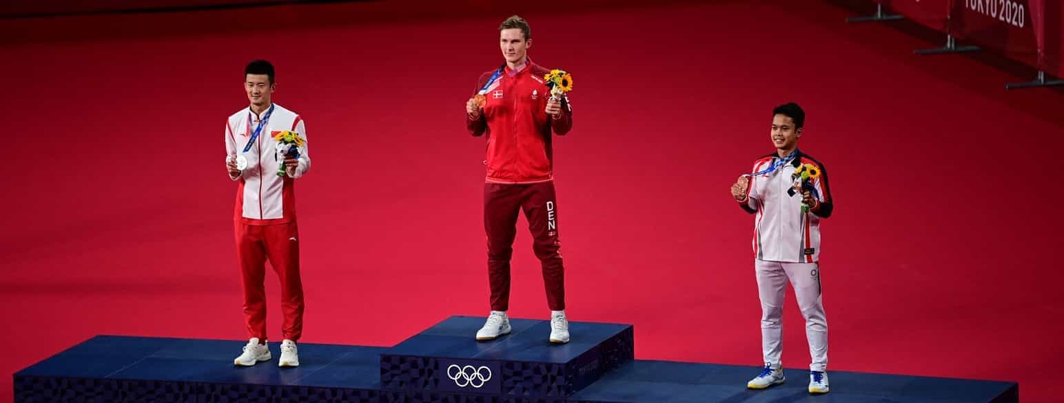 Medaljevinderne i herresingle i badminton den 2. august 2021 ved OL i Tokyo. Guld til Viktor Axelsen, sølv til Chen Long fra Kina og bronze til Anthony Sinisuka fra Indonesien.